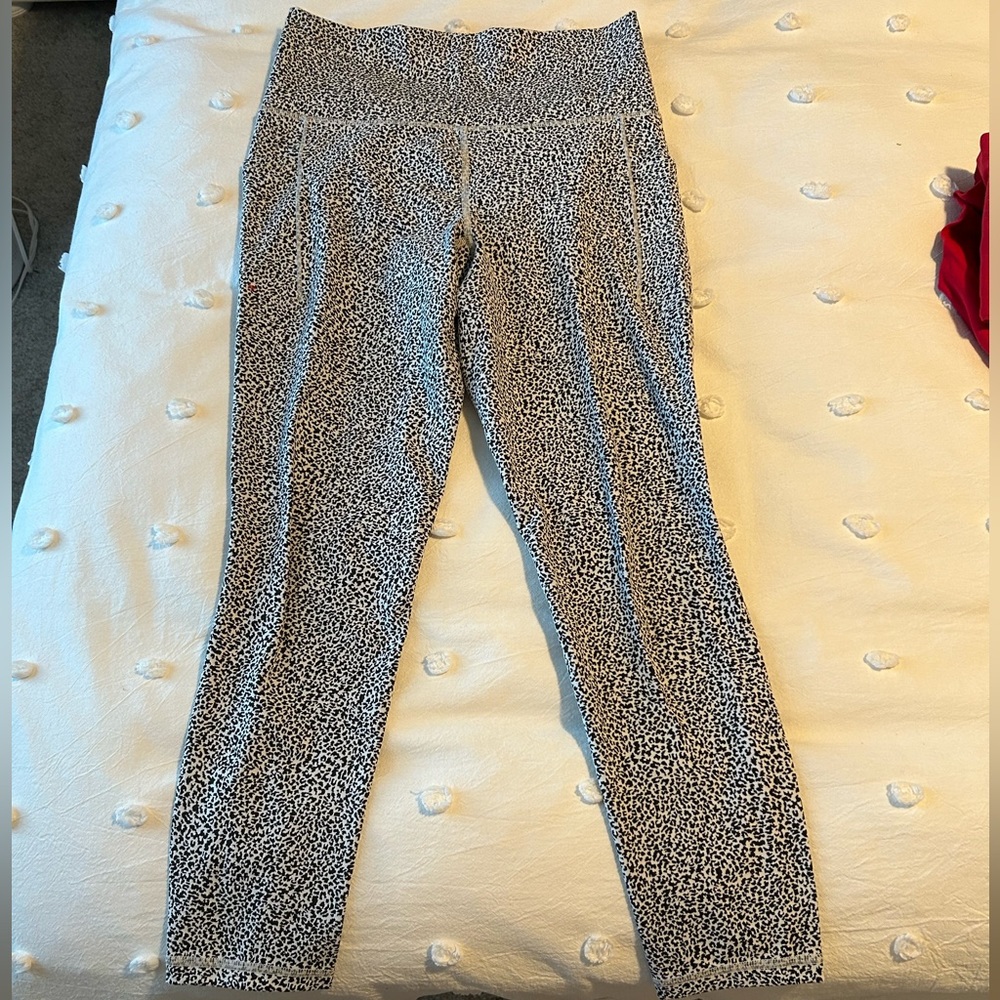 Athleta salutation stash II textured tight